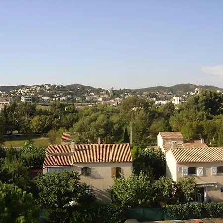 Apartment Beau Studio Dans Calme Fermee Avec Parkings Et Jardin *