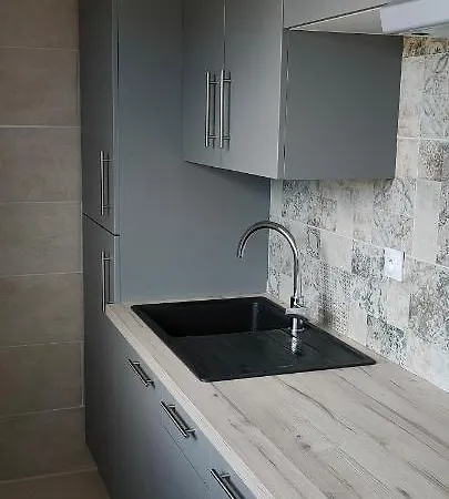 Apartament Beau Studio Dans Calme Fermee Avec Parkings Et Jardin *