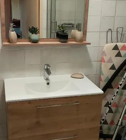 Apartament Beau Studio Dans Calme Fermee Avec Parkings Et Jardin Hyères